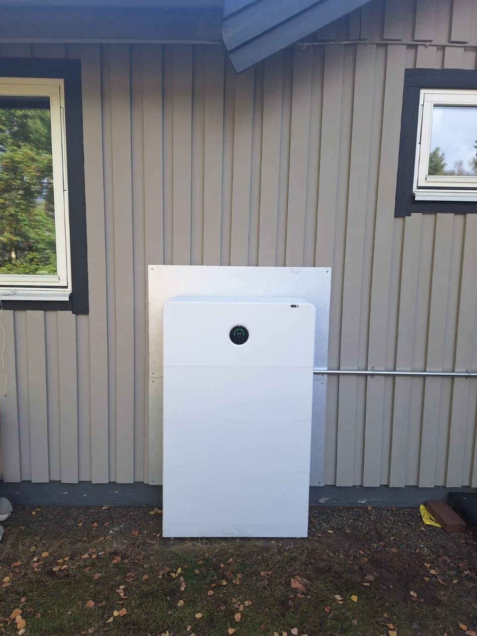 Installerat batterilager på svensk villafasad